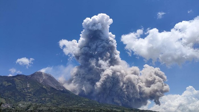 Gunung Merapi Erupsi, Warga Dilarang Beraktivitas di Radius 7 Km dari Kawah Gunung