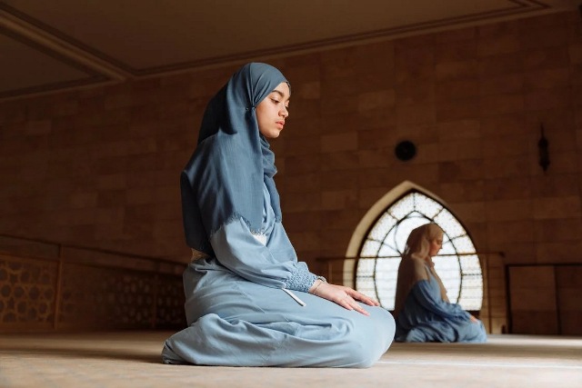 wanita lebih utama sholat tarawih di masjid atau rumah Gbqec5nOkC