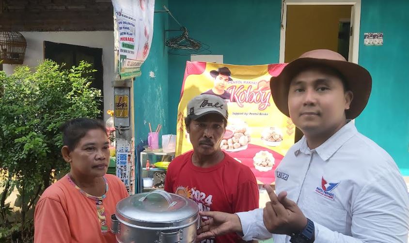 Caleg Perindo Adi Caesario Beri Bantuan Paket Usaha Pentol Pada Warga Rungkut