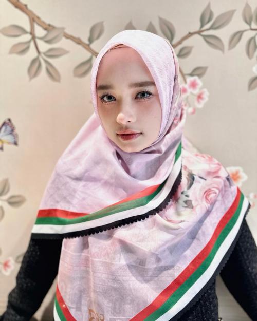 4 Gaya Hijab Cantik Inara Rusli dengan Bendera Palestina, Banjir Pujian Warganet