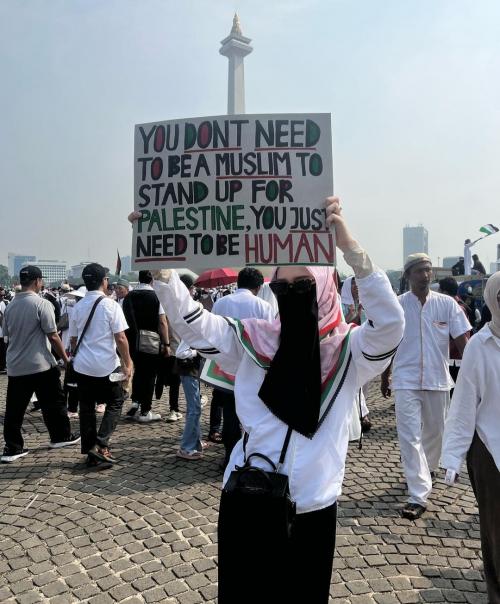 4 Gaya Hijab Cantik Inara Rusli dengan Bendera Palestina, Banjir Pujian Warganet