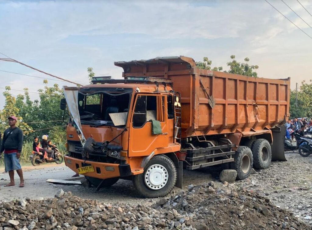 Kecelakaan Pemotor Ibu dan Anak Tewas Tertimpa Truk Tambang di Parung Panjang