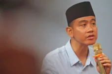 Klarifikasi Bagi-bagi Susu, Gibran Tiba di Bawaslu