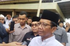 Hadiri Halaqoh Kebangsaan Bersama Kyai Se-Jawa Barat, Mahfud MD Ingatkan Pentingnya Merawat Demokrasi