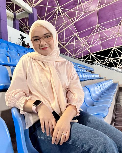 5 Gaya Hijab Cantik Memesona Rismahani Istri Pemain Timnas Indonesia Witan Sulaeman