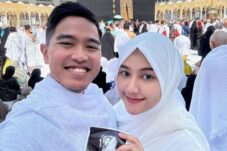 Gaya Hijab Syari Erina Gudono saat Umumkan Kehamilan Anak Pertama di Depan Kakbah