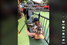 Viral 2 Hijaber Sempatnya Antre Wahana Dufan Sambil Buka Laptop Kelarin Kerjaan