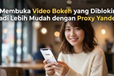 Wanita tersenyum di kafe memegang ponsel menampilkan logo Yandex; teks judul promosikan buka video diblokir dengan Proxy Yandex.