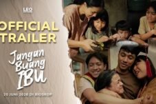 Movie poster for 'Jangan Buang Ibu' featuring a collage of a family hugging, with 'Official Trailer' text on the left and release date below.