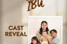 Poster for Indonesian film 'Jangan Buang Ibu' showing a mother with three children in a white frame; text reads ‘CAST REVEAL’ and release note ‘SEGERA DI BIOSKOP 2026’
