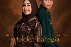 Poster of a man and woman back-to-back, smiling, against a warm brown background; the title 'Meleleh Bahagia' is across the lower center with a watermark 'VALEN DA7'.
